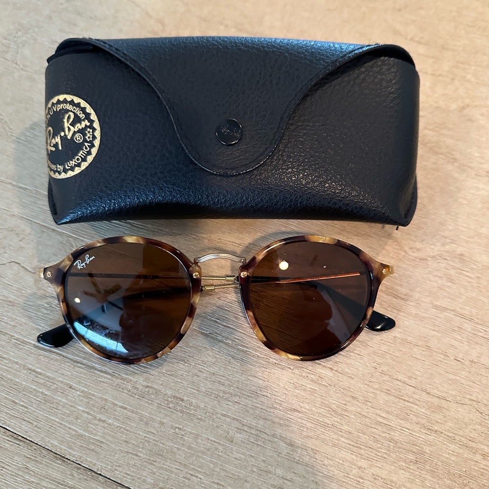 Ray-Ban Round Fleck